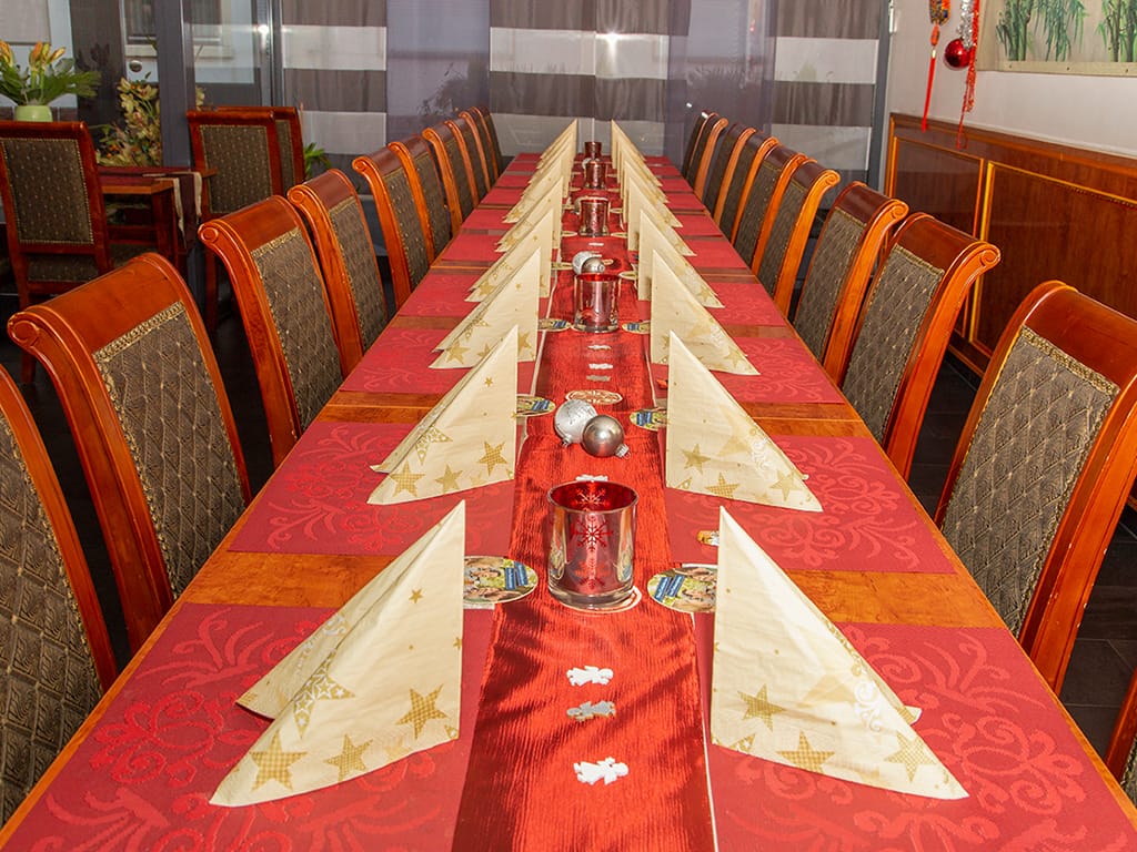 Eingedeckter Tisch im Gastraum